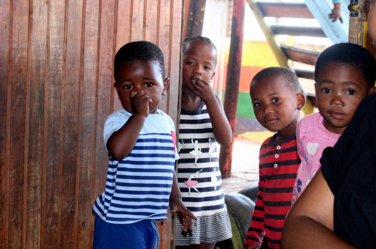 c/o Gerds nglaprojekt i Sydafrika - 40 barn 2 frknar 
